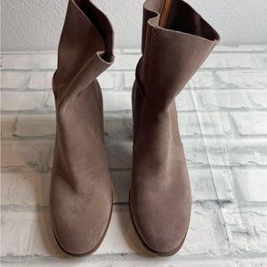 NWOT Frye & Co. Size 9 tan suede booties